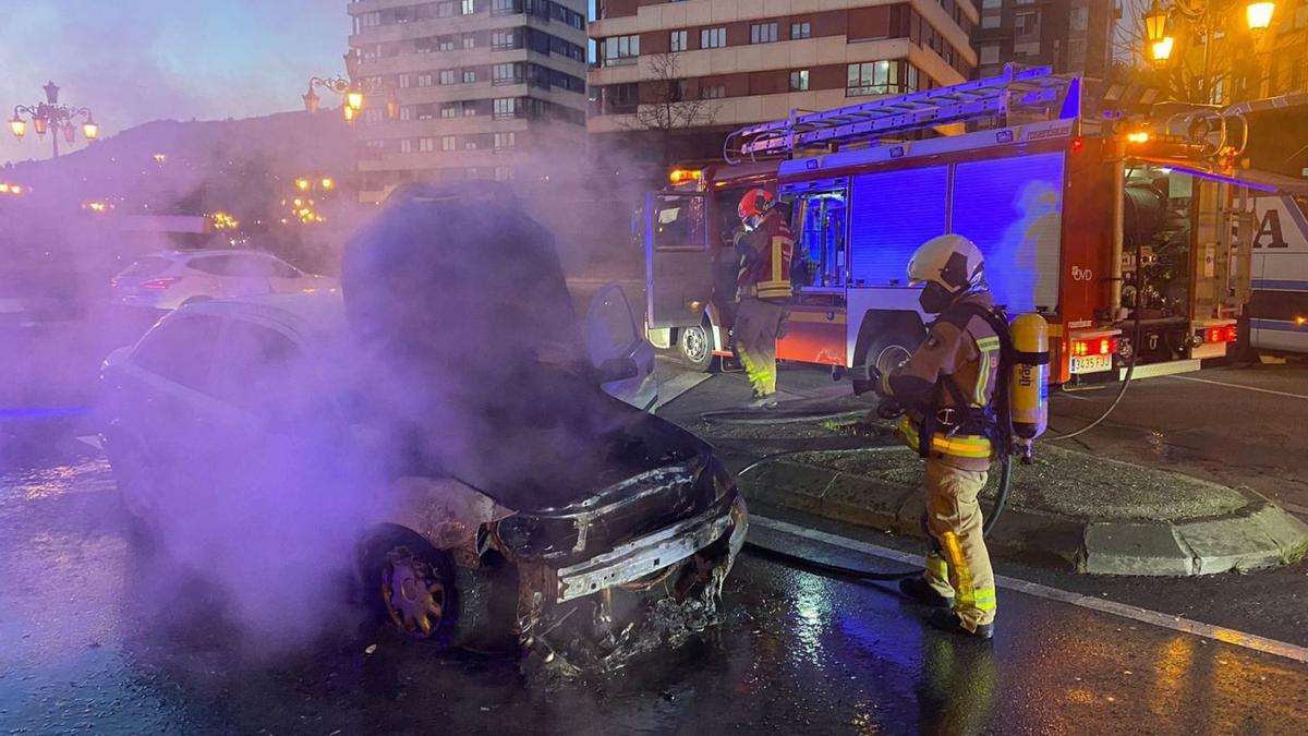 Arde un vehículo en marcha en la avenida del Cantábrico | LNE