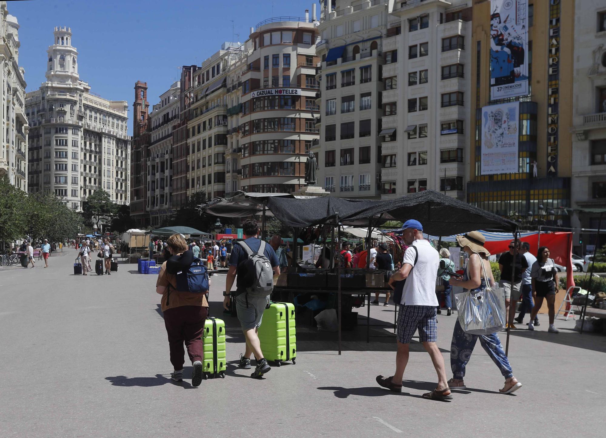 Ambiente festivo en el centro de València por Sant Joan