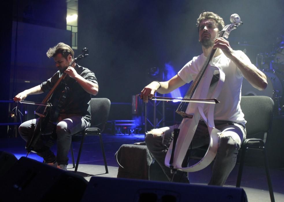 Un millar de afortunados disfrutaron de las versiones clásicas del rock y del pop adaptadas al violonchelo del dúo croata.