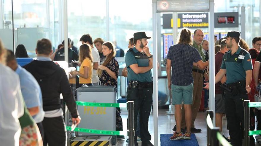 La Guardia Civil apacigua El Prat y evita las colas de viajeros