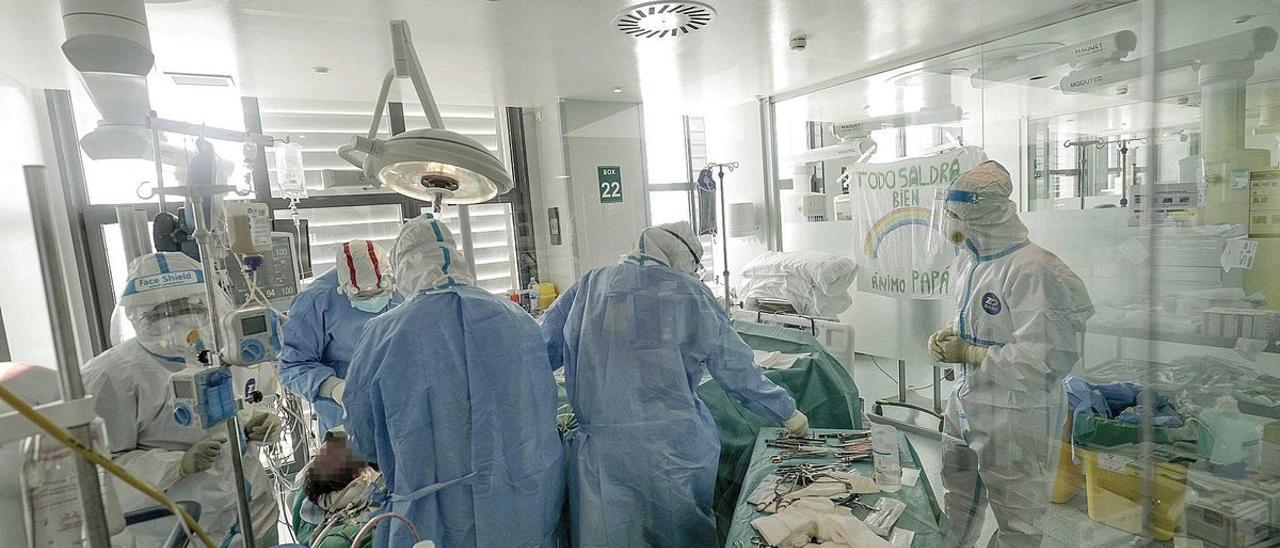 Sanitarios de Son Espases trabajan en la UCI del hospital