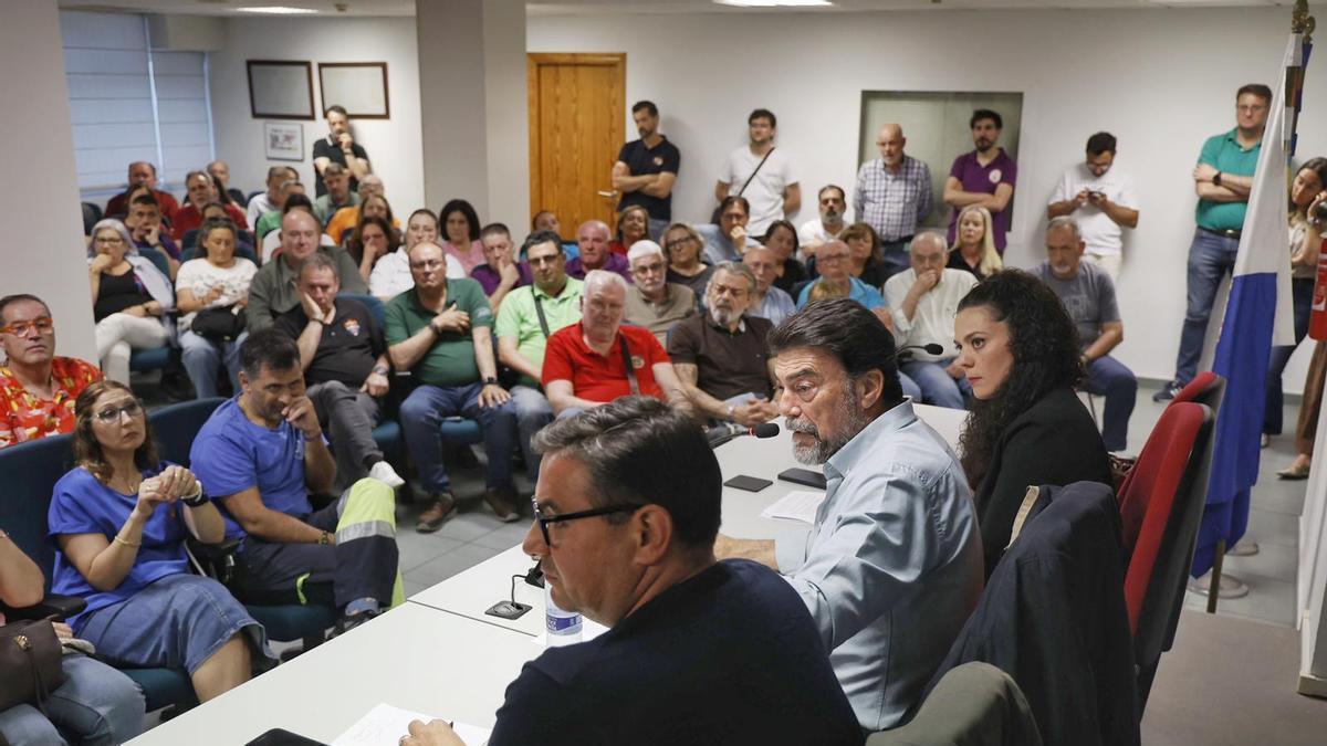 El alcalde calma los ánimos de los festeros con el compromiso de impulsar una modificación "exprés" de hasta cinco ordenanzas, incluida la de Fiestas
