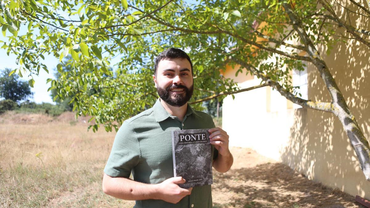 Diego Frade Amil na presentación do seu libro, Ponte: unha historia a carón do Deza, en Silleda.