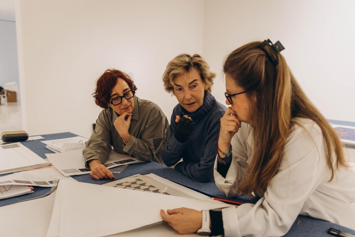 Rosa Castells, a la izquierda, y Soledad Sevilla, en el centro, durante los preparativos