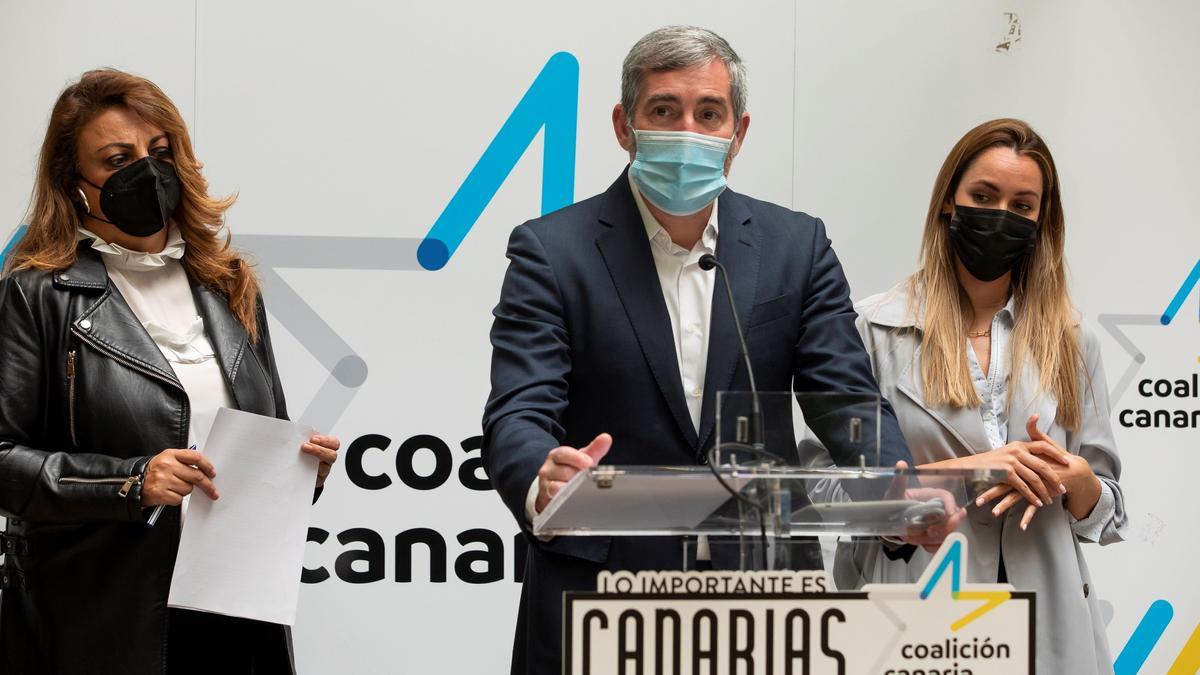 Cristina Valido, Fernando Clavijo y María Fernández, en la sede de Coalición Canaria