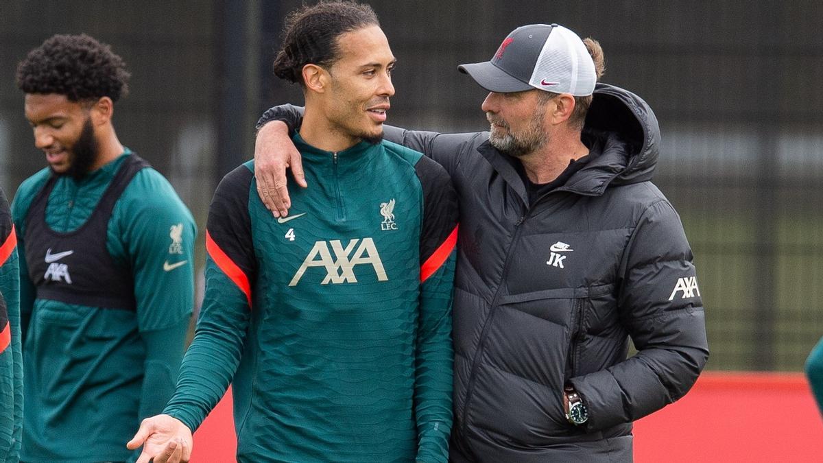 Van Dijk y Klopp conversan en el entrenamiento del Liverpool.