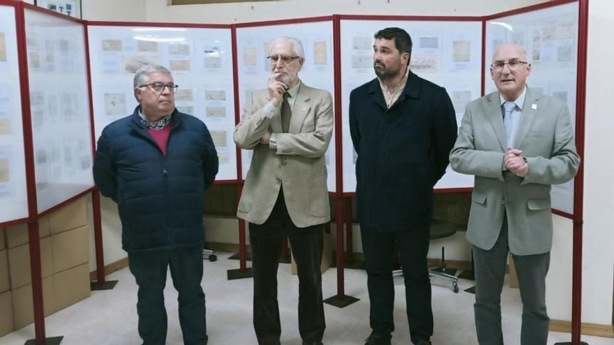 Por la izquierda, el presidente de la Federación Asturiana de Sociedades Filatélicas, Ángel Iglesias; el coleccionista Andrés García; el alcalde de Valdés, Óscar Pérez, y el presidente del grupo filatélico luarqués, Orlando Pérez, en la inauguración de la muestra. | A. M. S.