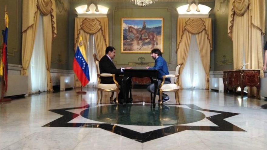 Évole recibe el apoyo de conocidos periodistas ante las críticas por entrevistar a Maduro