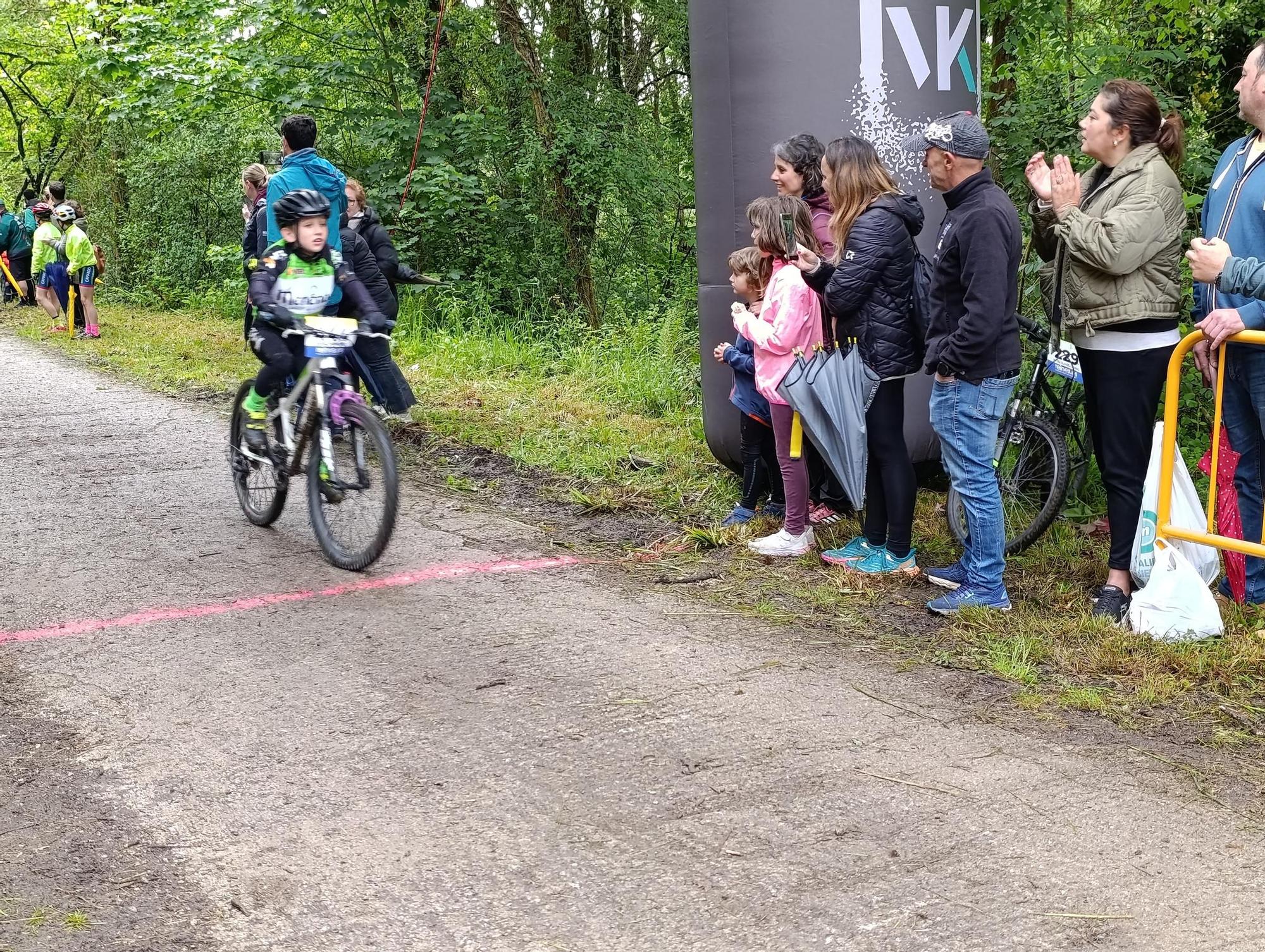 Las jóvenes promesas del ciclismo pedalean en Santa Marina, Siero