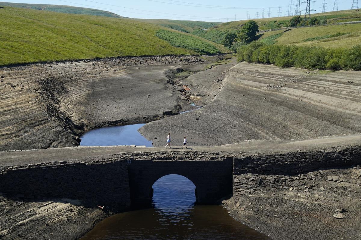 Embalse de Baitings en Ripponden, Reino Unido, donde los niveles de agua son significativamente bajos.