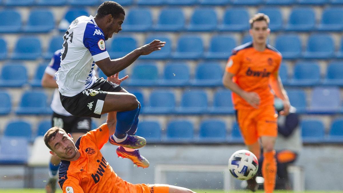 El mediocentro herculano Appin, que fue suplente por primera vez, cae en una disputa con el central del Mestalla Mingotes.