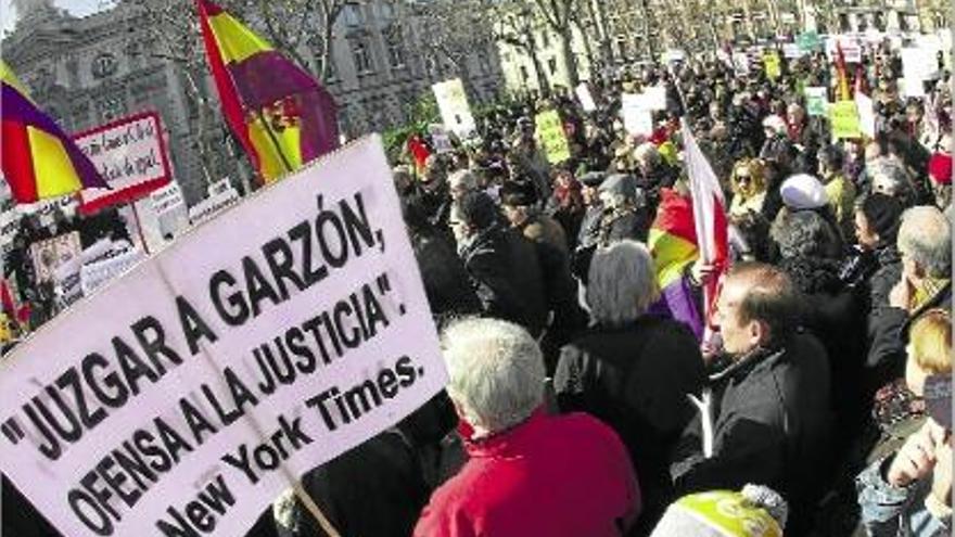 Els manifestants es van concentrar davant del Tribunal Suprem per donar suport al jutge Garzón.