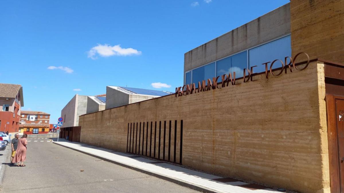 Recinto de la piscina climatizada de Toro que el Ayuntamiento pretende reabrir en octubre. | M. J. C.