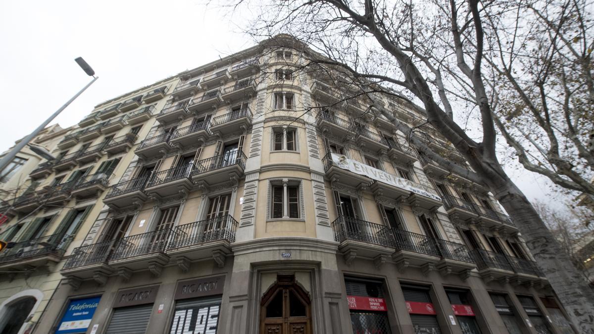 Edificio de la calle Aragó 309, en Barcelona, uno de los identificados por la Asociación de Vecinos de la Dreta de l'Eixample por haberse adquirido entero para reformar las viviendas y ofrecerlas revalorizadas.