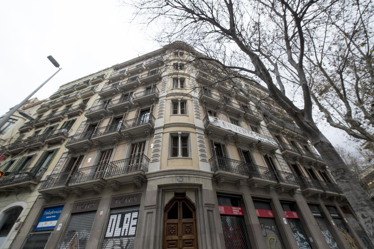 Desenes de compres d’edificis inquieten l’Eixample: «Ens fan fora del pis després de 47 anys»