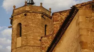 La iglesia del Baix Llobregat que custodia la tumba de un "héroe nacional"