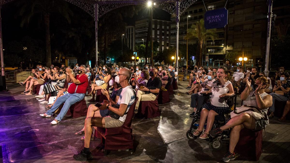 Lleno en el Quiosco Joven para ver a Esperanza Delgado