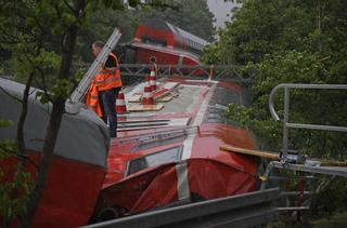 Al menos cuatro muertos y varios heridos tras descarrilar un tren en Alemania