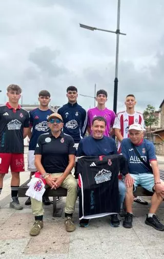 El Titánico, de negro y con nuevo escudo para su segunda equipación (que rinde homenaje a los 115 años del club)