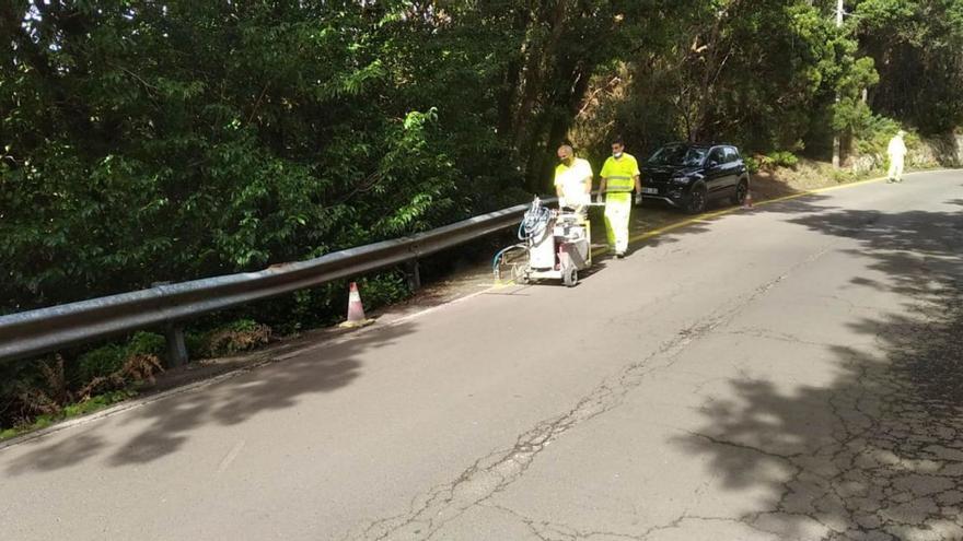 Carreteras del Cabildo instala la señalización que impide aparcar en Cruz del Carmen