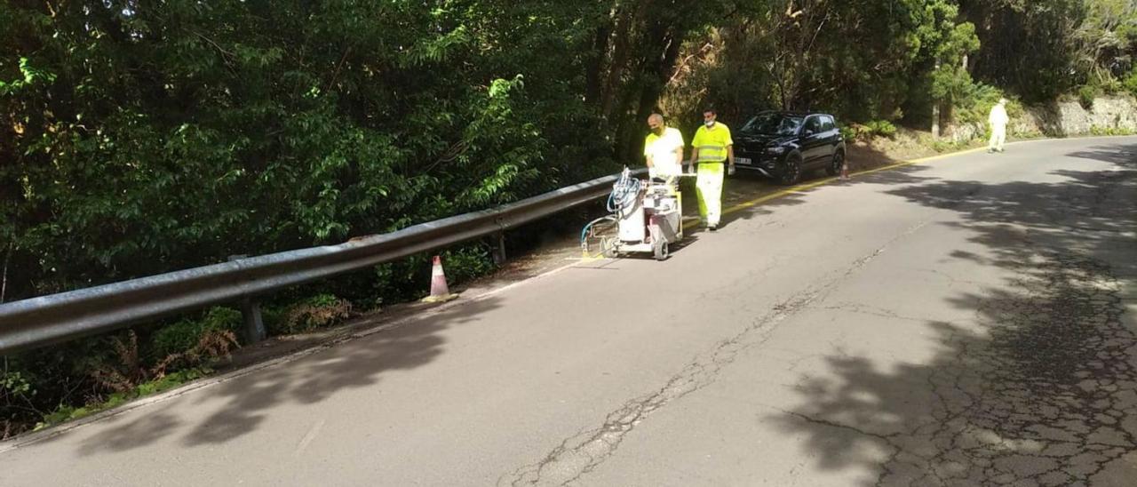 Un momento del pintado de la señalización horizontal en la carretera de la cumbre que da acceso a Anaga.