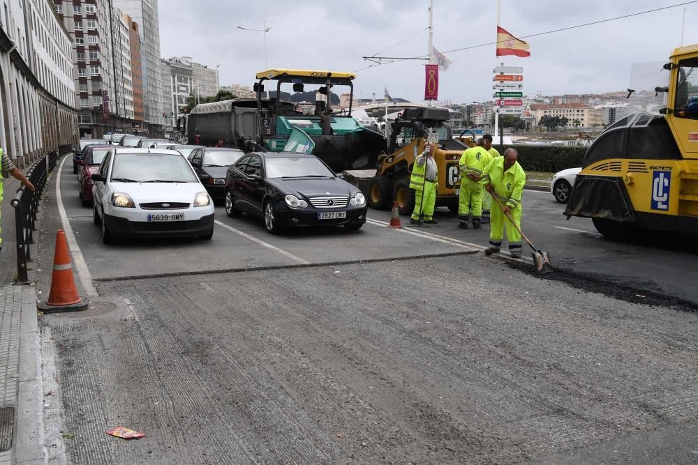 La reposición del firme en un paso de peatones inutilizado ha afectado al tráfico en zonas como la plaza de Pontevedra, San Andrés y Juana de Vega.