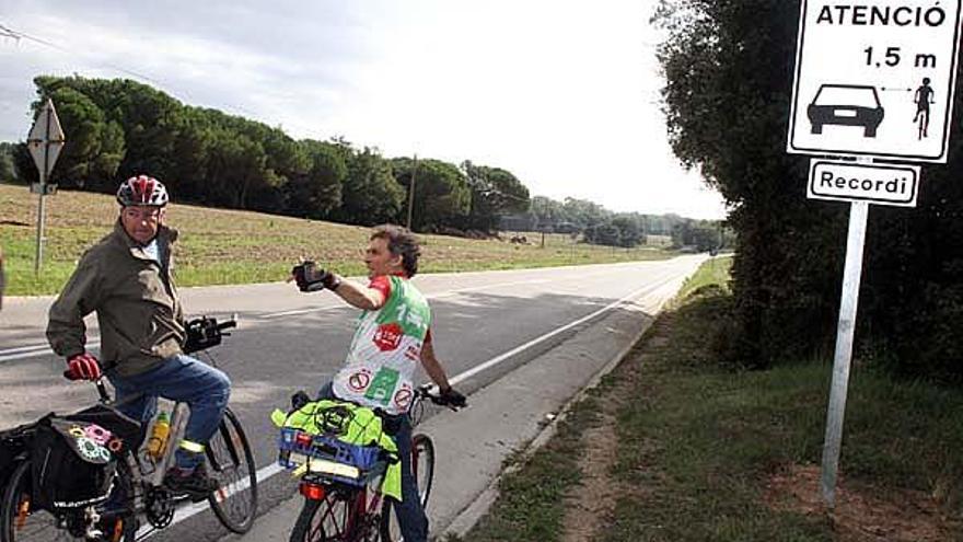 Dos ciclistes a la GI-674, a Caldes de Malavella, amb un nou senyal.