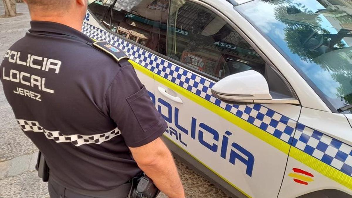 Un agente de la Policía Local de Jerez de la Frontera junto a su vehículo, en una foto de archivo.