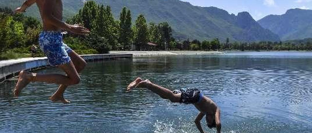 Niños bañándose en un lago de Skopie. // Efe