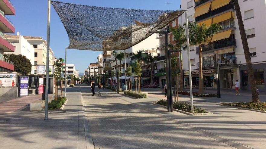 Vecinos transitan por el tramo de la calle Marqués del Duero peatonalizado en diciembre.