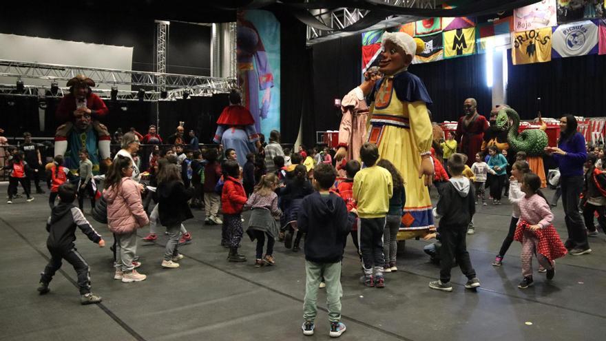 Més de 350 infants han visitat els gegants del Carnaval de Solsona a la sala polivalent
