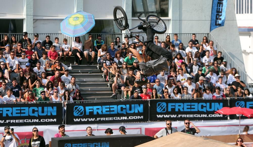 El festival de deportes urbanos atrajo ayer a As Avenidas a miles de personas para presenciar las espectaculares actuaciones de los participantes en pruebas de skate, bicicleta y motocross