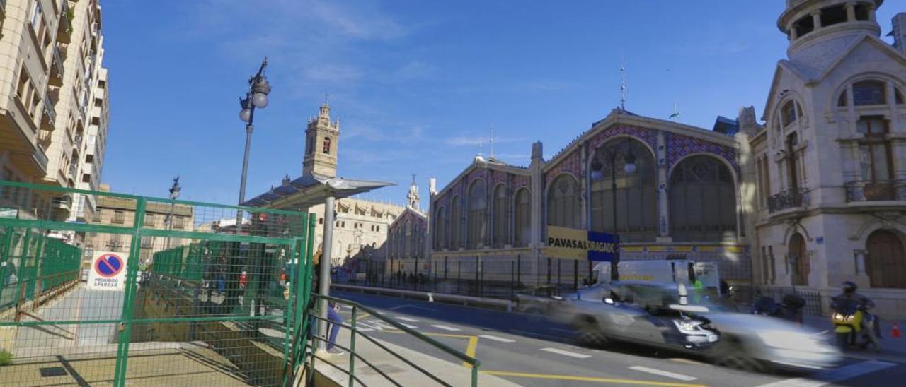 Mercado Central y Plaza Ciudad de Brujas con el aparcamiento cerrado.