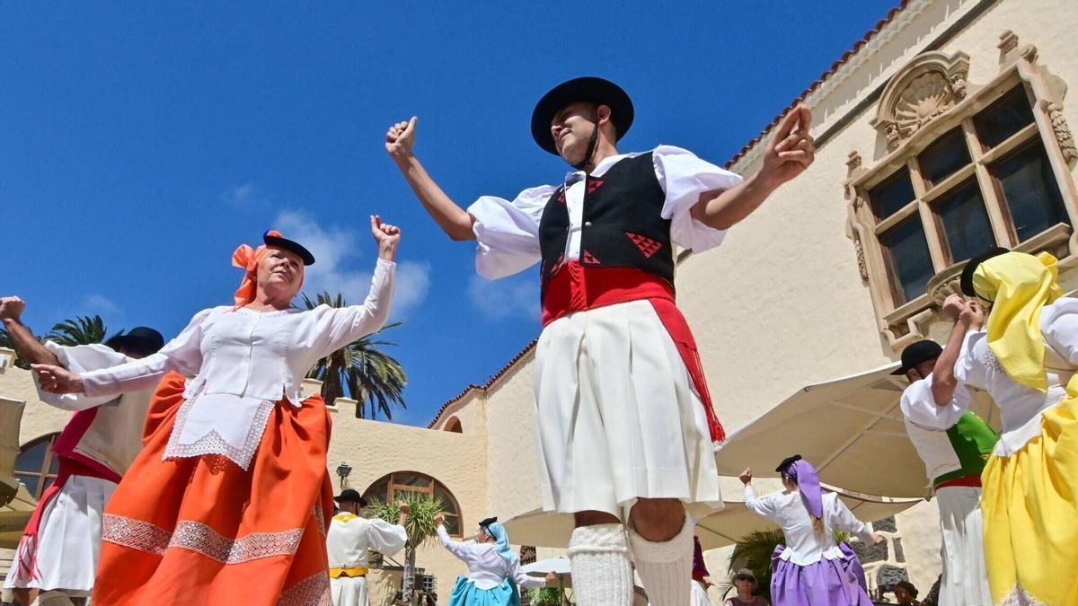 Los grupos propusieron el parón del folclore en agosto en Las Palmas de Gran Canaria