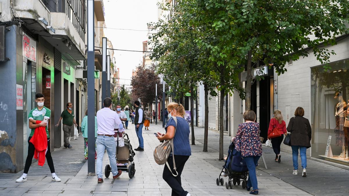 Ambiente en la calle Menacho, una de las calles de tiendas de Badajoz.