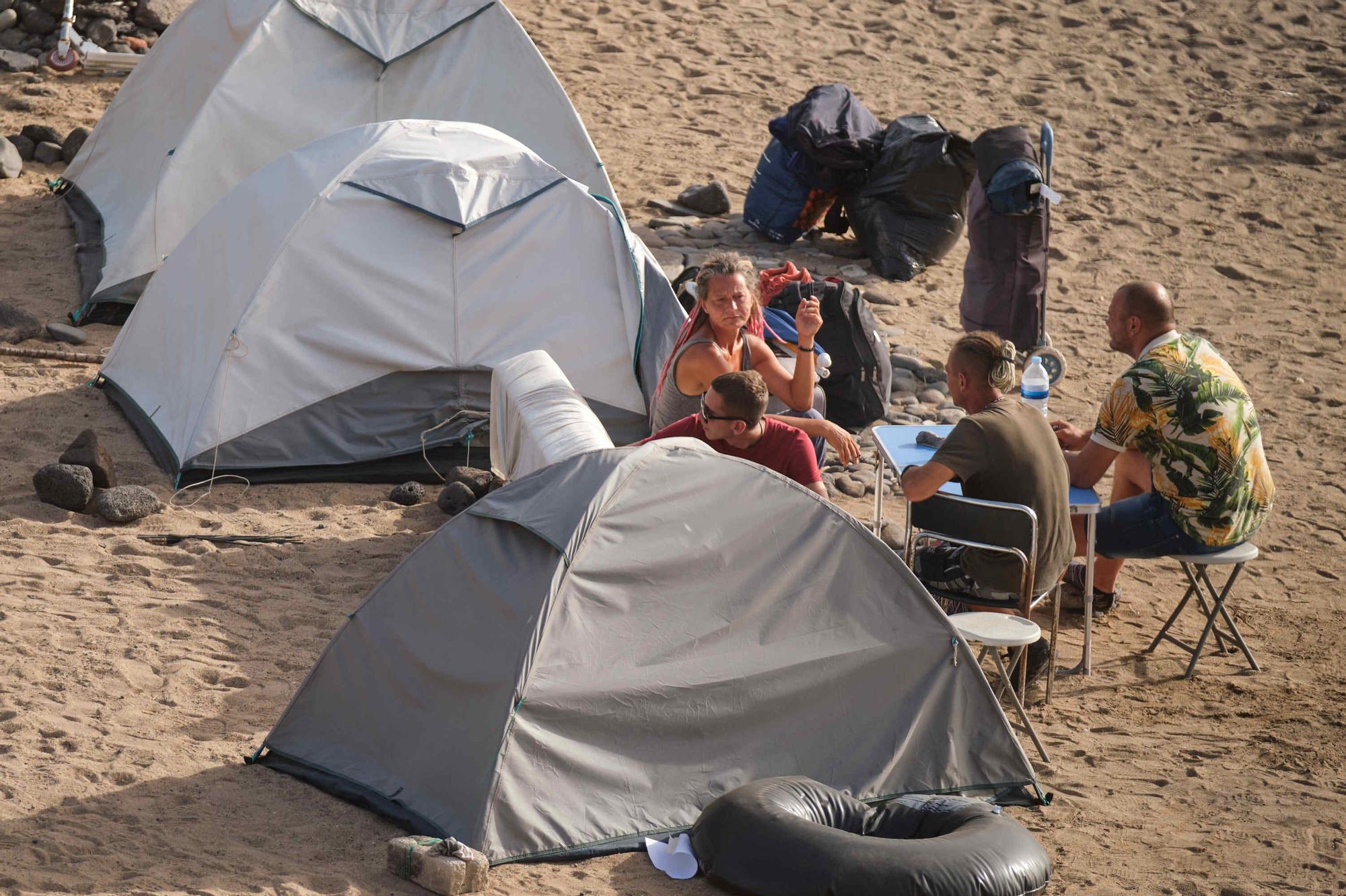 Retirada de casetas y enseres en la playa de la trasera del Parque Marítimo