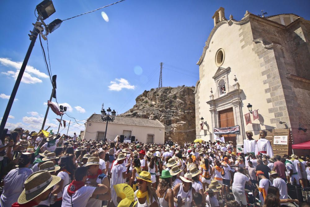 La ermita de San Roque congrega a decenas de personas para comenzar los festejos patronales y de Moros y Cristianos