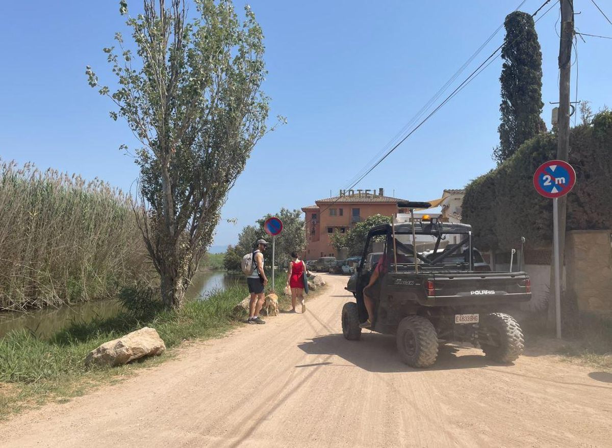 Un núvol de pols continu s'aixeca sobre la urbanització del barri del Riuet.