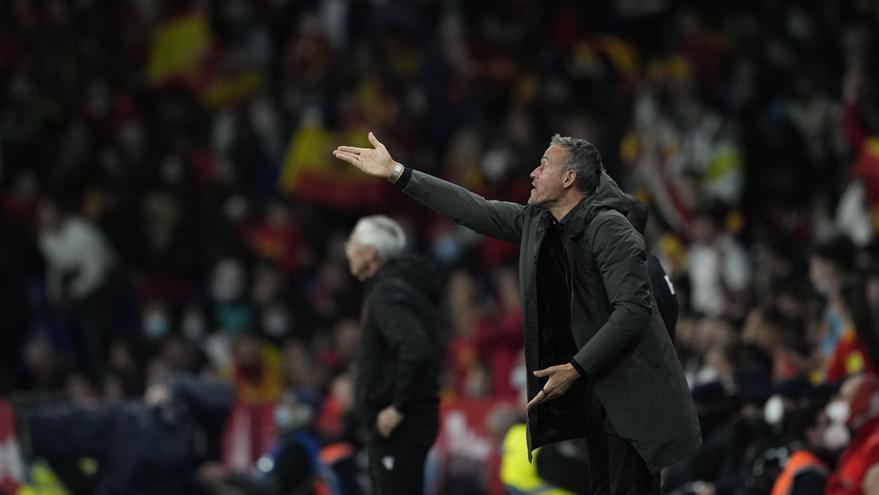 Luis Enrique da órdenes durante el España -  Albania