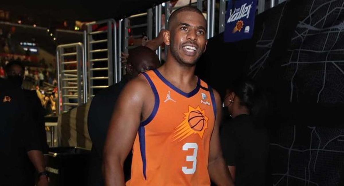 Booker, Ayton i Paul posen els Suns a un triomf de les Finals de l’NBA