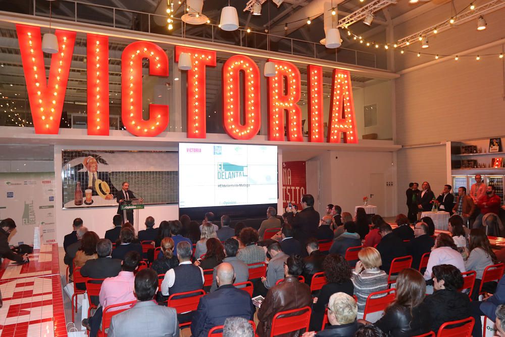 Empresarios, chefs, agentes del sector y de la industria agroalimentaria y representantes políticos acuden a la sede de Cerveza Victoria para la presentación de la nueva publicación gastronómica