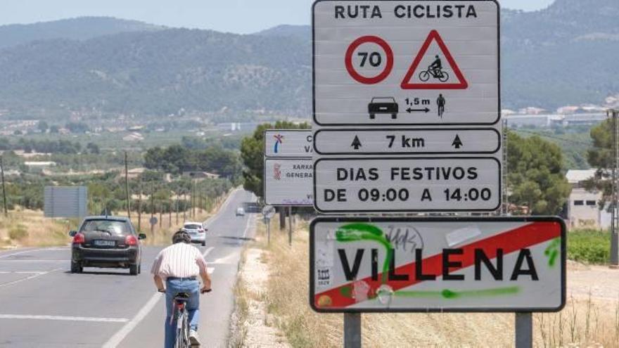 La carretera está indicada como ruta ciclista