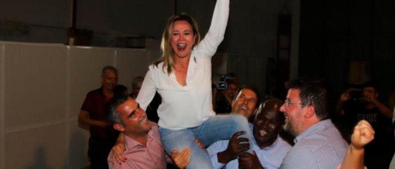 Dolores Corujo celebra la victoria en la noche electoral.