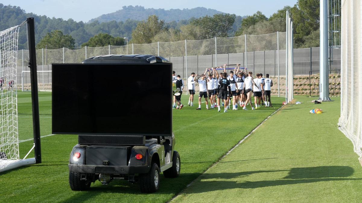 El ‘carrito-pantalla’ que utiliza el plantel albinegro para trabajar materias como la pelota parada, en la ciudad deportiva Globeenergy.