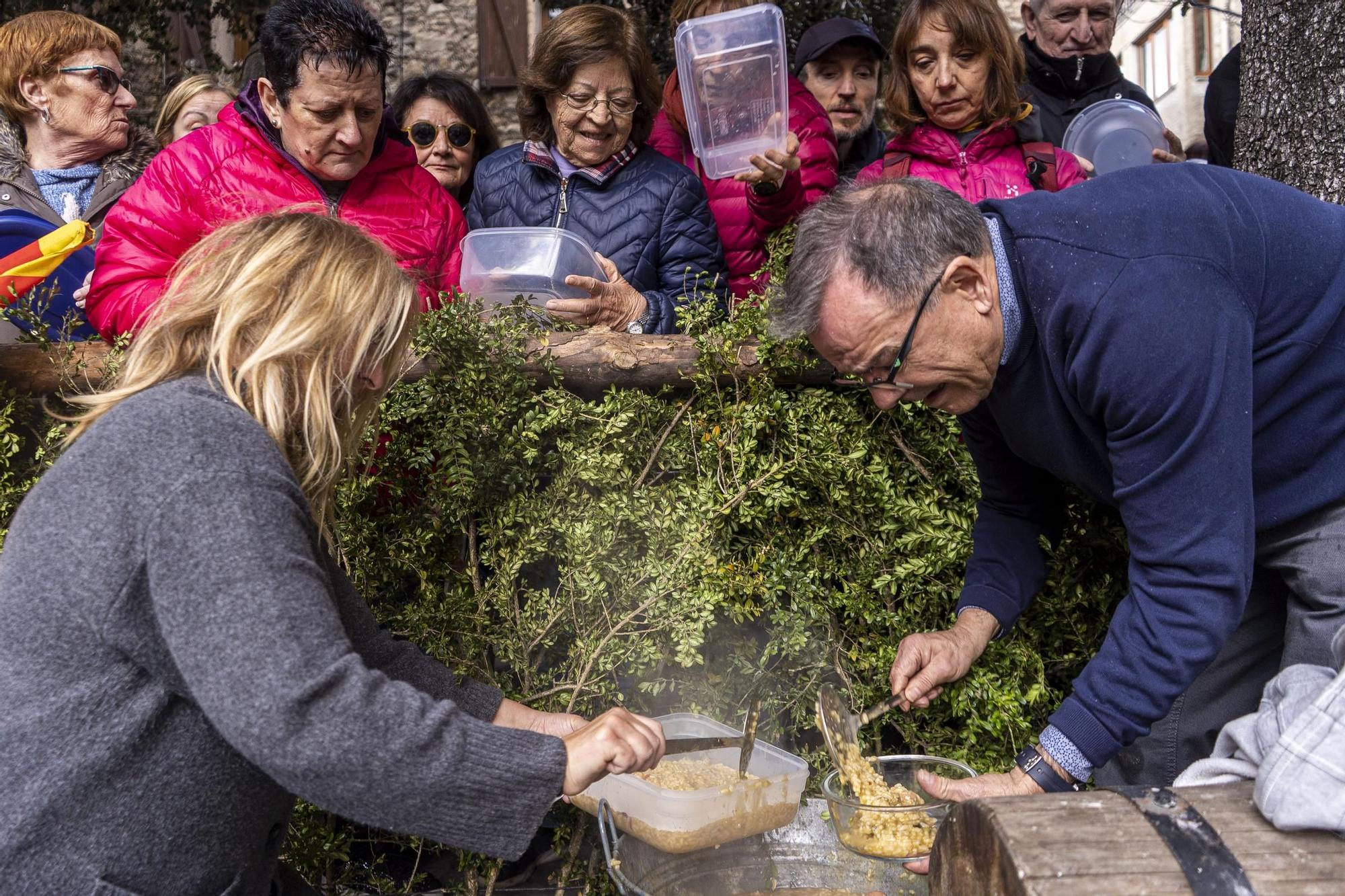 Bagà cuina el seu popular arròs per 2.500 persones