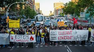 Los maestros cortan la Gran Via de Barcelona a la altura de La Campana