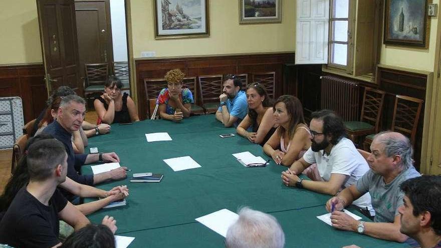 Momento de la reunión en el Liceo de Ourense de los sectores del comercio local. // Iñaki Osorio