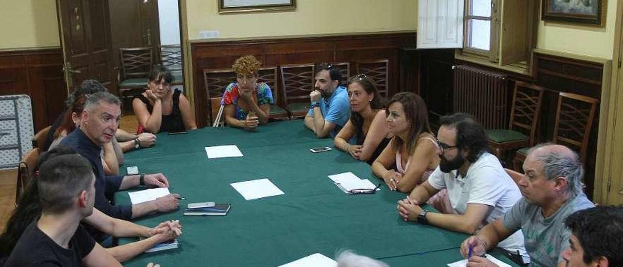 Momento de la reunión en el Liceo de Ourense de los sectores del comercio local. // Iñaki Osorio