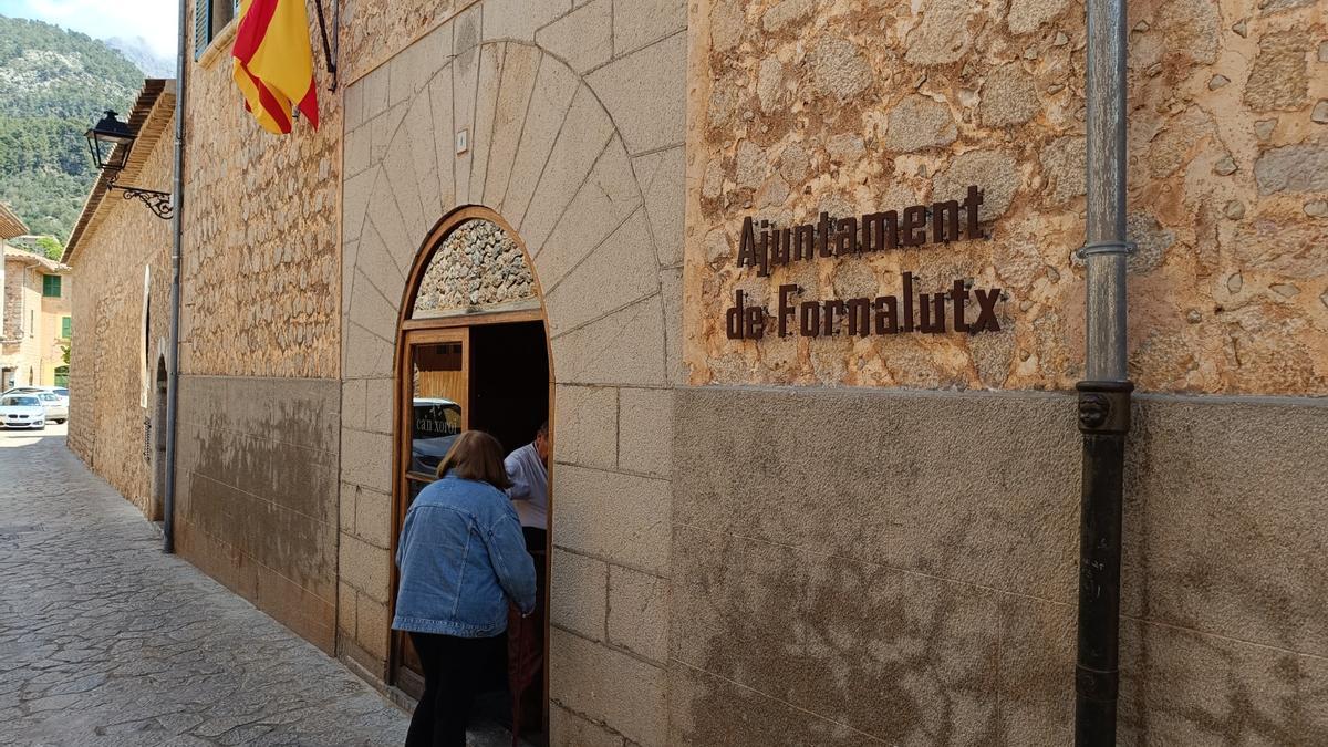 Vista de la entrada del Ayuntamiento de Fornalutx.