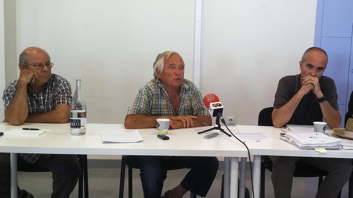 En el centro de la imagen el payés Pep Riera, promotor de la Assemblea Pagesa del Maresme, durante la rueda de prensa que el colectivo ofreció el 25 de julio en el Cafè de Mar de Mataró.